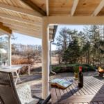Terrasse mit Tisch, Stuhl und Feuerkorb im Wald