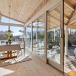Essbereich mit Tisch und Stühlen, große Glasfront zum Garten