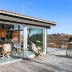 Terrasse mit Sitzgelegenheit und Blick auf die Landschaft