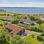 Haus mit Terrasse und Blick aufs Wasser