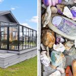 Terrasse mit Glasveranda und Steinwand mit Muscheln und Felsen.