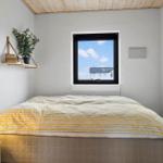 Schlafzimmer mit Bett, Fenster und Nachttisch
