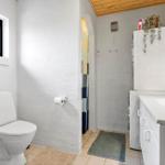 Badezimmer mit Toilette, Waschbecken und Dusche