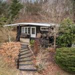 Holzhaus mit Terrasse und Garten im Wald