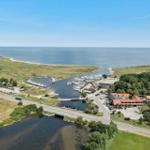 Hafen mit Booten, Strand und umliegenden Gebäuden