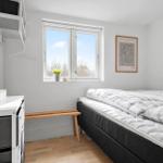 Schlafzimmer mit Bett, Fenster und Schrank.