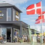 Niord Bistro mit Außenterrasse, dänischen Flaggen und Fahrrädern.
