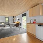 Küche mit Essbereich und Wohnzimmer im Hintergrund