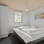 Schlafzimmer mit Bett, Fenster und Wandbild.