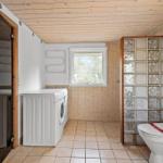 Bad mit Toilette, Waschmaschine und Glasblockwand