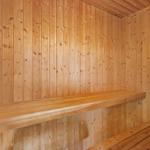 Holzsauna mit Bank und Sitzfläche