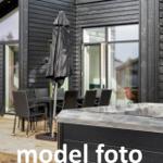 Außenbereich mit Hot Tub, Terrasse und Sitzgruppe vor einem modernen Holzhaus.