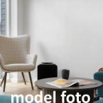 Ein Wohnbereich mit Sessel, Tisch und Zeitschrift.