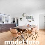 Moderne Küche mit Essbereich und Holzboden