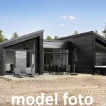 Moderne Holzhütte mit Terrasse, Sitzgelegenheiten und Whirlpool im Wald.