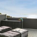 Terrasse mit Liegen und Blick aufs Meer