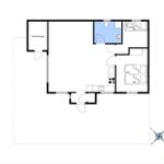 Wohnung mit Küche, Bad, Schlafzimmer und kleinem Schuppen.