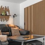 Wohnzimmer mit Sofa, Tisch und Holzwand