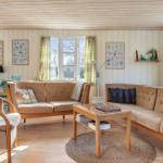 Wohnzimmer mit zwei Sofa, Tisch und Wandbildern.