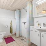 Badezimmer mit Toilette, Dusche und Waschbecken mit Spiegel