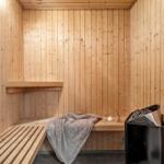 Sauna mit Holzwand, Bank und Heizung