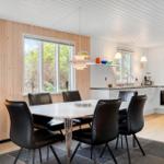 Essbereich mit Tisch und Stühlen, Küche mit Arbeitsplatten und Fenster