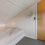 Schlafzimmer mit Bett, Spiegel und Tür