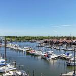 Hafen mit Booten und roten Häusern am Wasser