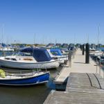 Hafen mit Booten und Steg unter blauem Himmel