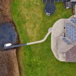 Haus mit Solaranlagen, Bootssteg und großem Garten