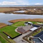 Haus mit Garten und Blick auf Fluss und Watt.