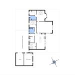 Wohnung mit drei Schlafzimmern, Küche und Garage. Überdachte Terrasse vorhanden.