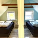 Zwei Schlafzimmer mit Dachschrägen, Fenstern und Betten.