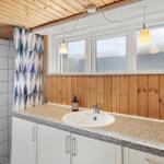 Bad mit Waschbecken, Dusche und Fenster