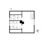 Erster Stock: drei Schlafzimmer, Treppe nach oben, Kompass zur Orientierung.