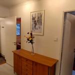 Flur mit Schrank, Bild und Blick in Schlafzimmer und Bad.
