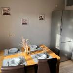 Die Sitzgruppe in der Küche mit Kühl-/Gefrierkombi