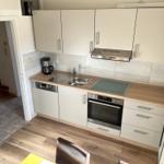 Die Küchenzeile mit Edelstahlgeräten