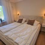 Schlafzimmer mit Doppelbett...