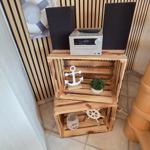 Holzregal mit Anker, Pflanze und Stereoanlage