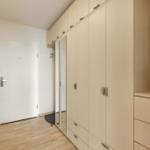 Eingangsbereich mit Kleiderschrank und Tür