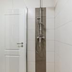 Dusche mit Duschbrause und Handbrause an Wand