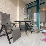 Terrasse mit Sitzgruppe und Blick ins Haus.