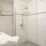 Bad mit Dusche, Waschbecken und Pflanze