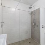 Badezimmer mit Dusche und Waschbecken