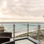 Terrasse mit Meerblick, Sitzgelegenheit und Pflanze
