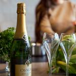 Eine Flasche Champagner und zwei Gläser auf einer Arbeitsfläche.