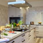 Moderne Küche mit Arbeitsplatte, Küchenzeile und Fenster