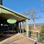 Eingangsbereich mit Schild und Blick auf die Landschaft