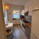 Küche mit Essbereich, Fenster, Küchenzeile und moderner Einbauküche.